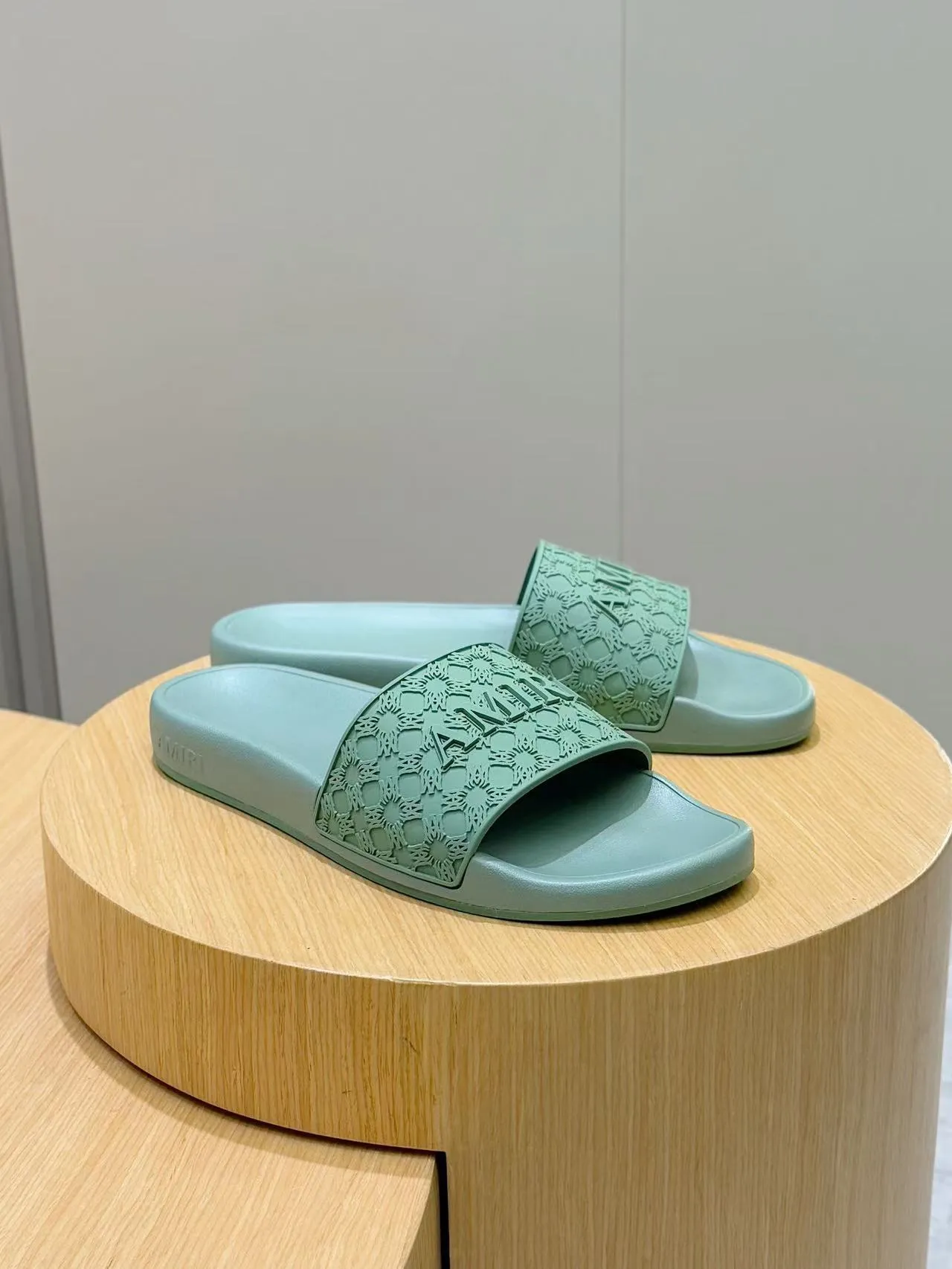 [AMIRI* Emil] P: 300💰 Size: 39-45 Official website new original 1:1 AMIRI* Emil classic men's slippers, high-end boutique, original material, TPU upper, foam bottom, fine workmanship, casual, loose and comfortable, a must-have in summer.